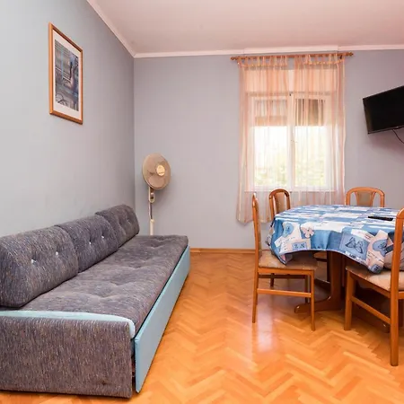 아파트 Colorful Flat With Bell-shaped Balcony